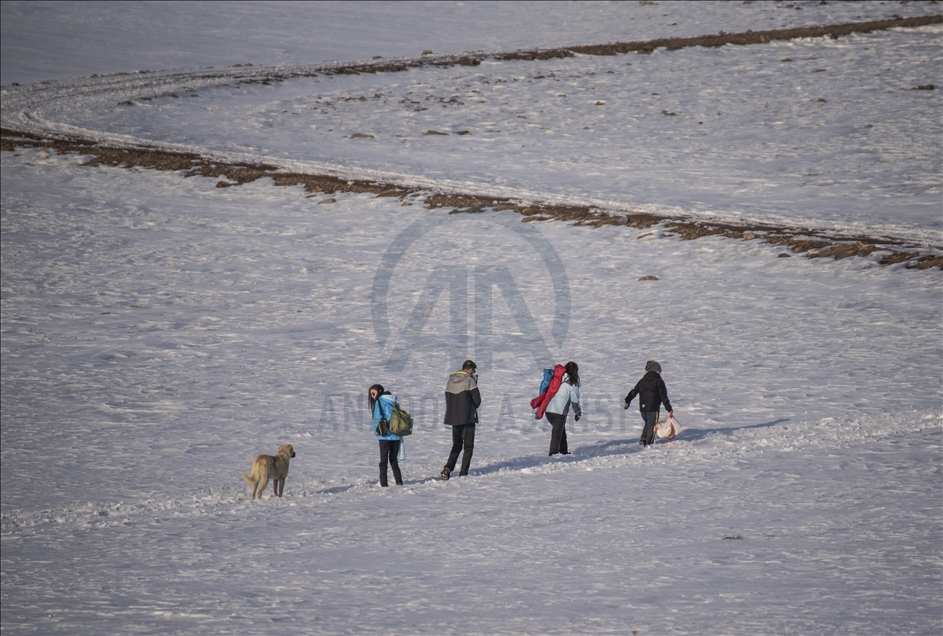 Kars'ta yüzeyi buz tutan baraj, gün batımı manzarasıyla büyülüyor