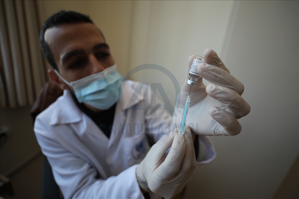 Personal de la salud recibe vacuna contra la COVID-19 en Gaza