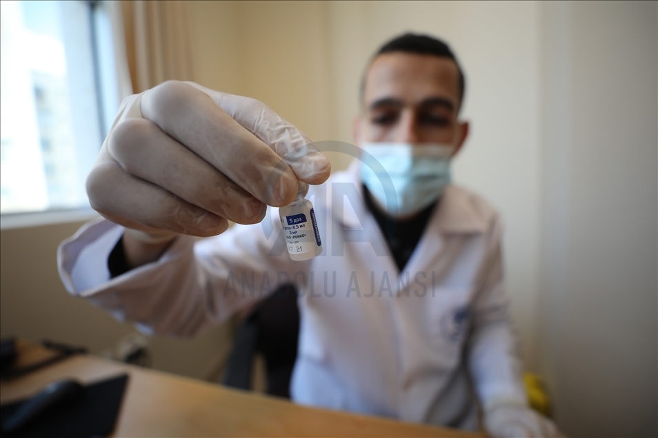 Personal de la salud recibe vacuna contra la COVID-19 en Gaza