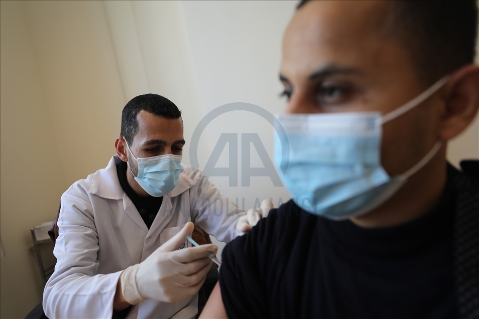 Personal de la salud recibe vacuna contra la COVID-19 en Gaza