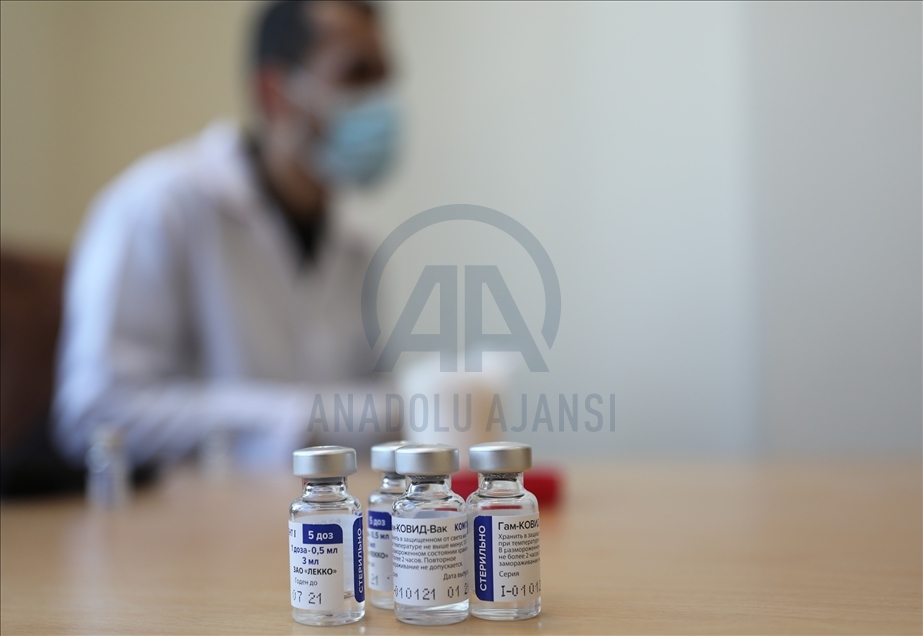 Personal de la salud recibe vacuna contra la COVID-19 en Gaza
