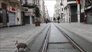 İstanbul'da sokağa çıkma kısıtlaması nedeniyle meydanlar boş kaldı