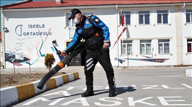 Van'da polisler okul bahçelerine sosyal mesafe uyarı işaretleri çizdi