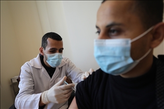 Personal de la salud recibe vacuna contra la COVID-19 en Gaza