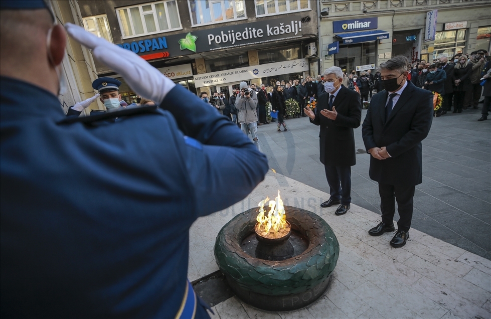 Dan nezavisnosti BiH: Položeno cvijeće na spomen-obilježju Vječna vatra 