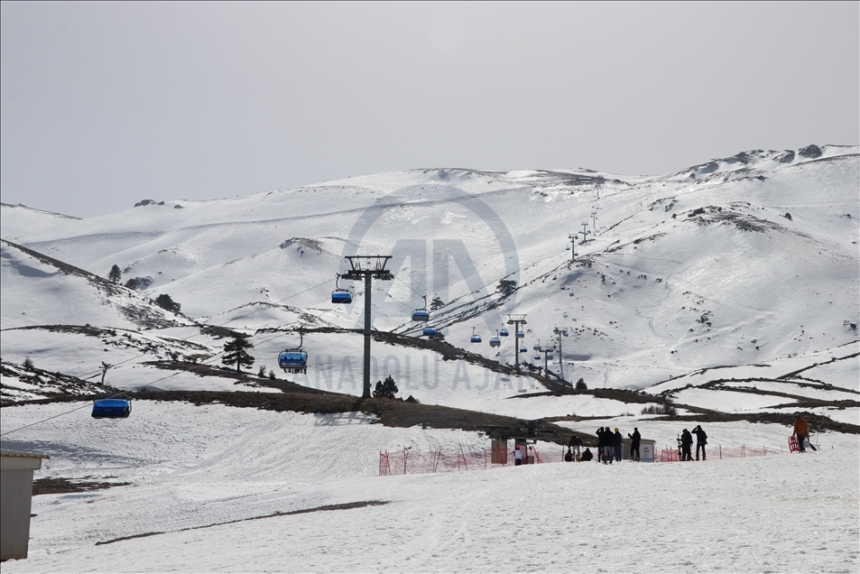 تركيا.. مركز دنيزلي للتزلّج يستقبل 100 ألف زائر