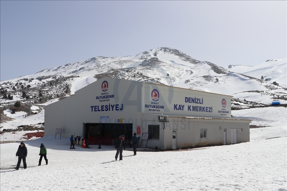 تركيا.. مركز دنيزلي للتزلّج يستقبل 100 ألف زائر