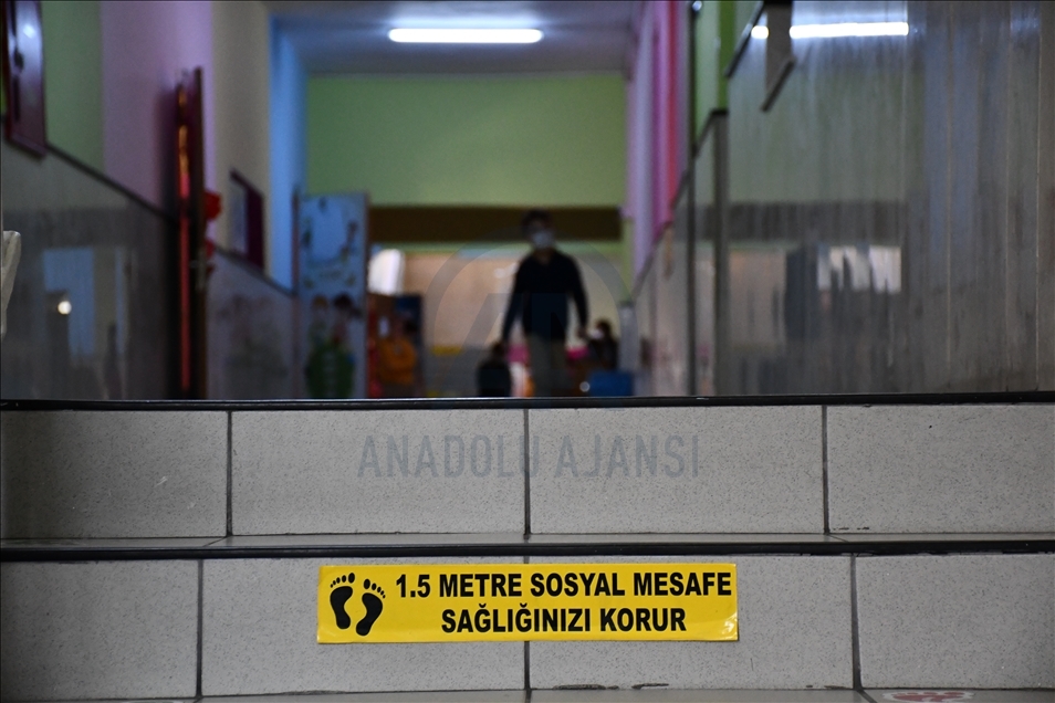 Adana'da kontrollü normalleşme süreciyle okullarda yüz yüze eğitim başladı