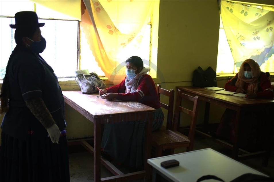 Estudiantes de zonas rurales de Bolivia retornan a clases en modalidad semipresencial