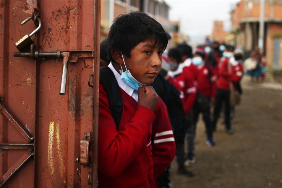 Estudiantes de zonas rurales de Bolivia retornan a clases en modalidad semipresencial