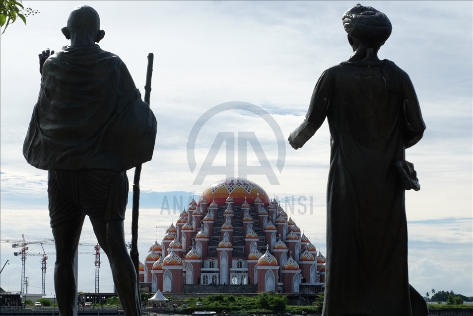 Индонезија: Џамијата со 99 куполи го привлекува вниманието на посетителите
