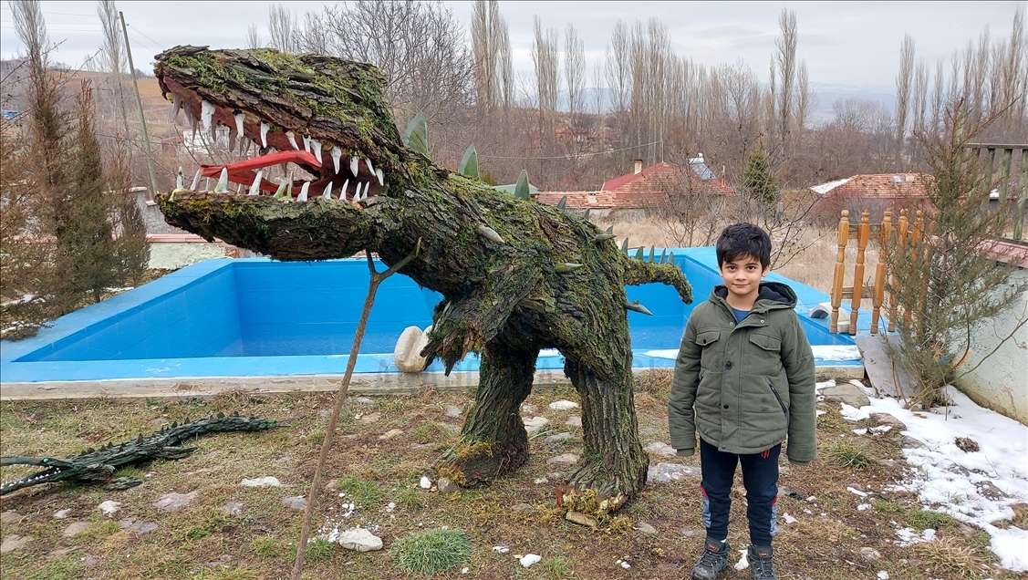 Avec des écorces d’arbres et des mousses, il réalise des figurines animales