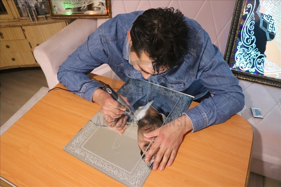 تركي يحول الزجاج المعد للتدوير إلى لوحات فنية بالخط الكوفي