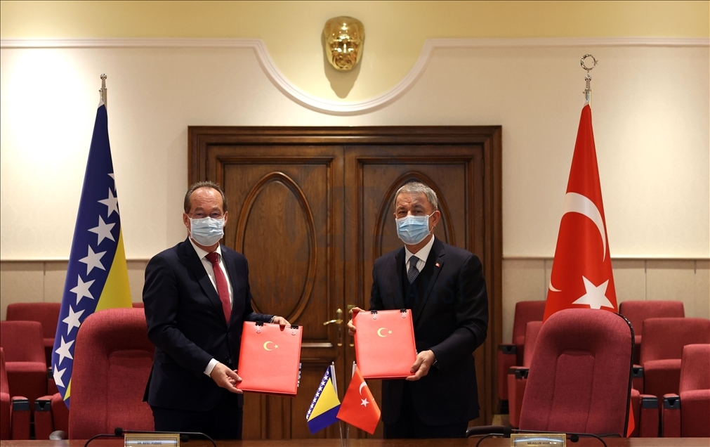 تركيا والبوسنة توقعان اتفاقية تعاون مالي في المجالات العسكرية