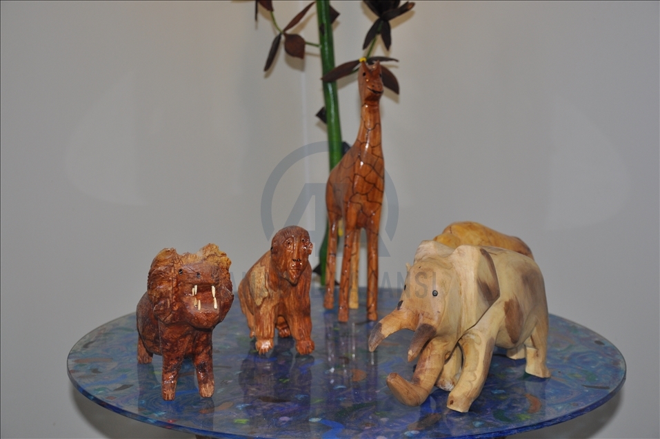 Avec des écorces d’arbres et des mousses, il réalise des figurines animales