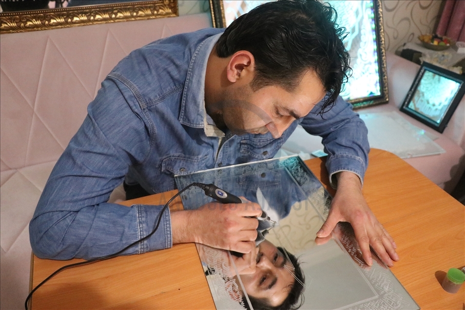 Un Turc transforme le verre à recycler en tableaux coufiques