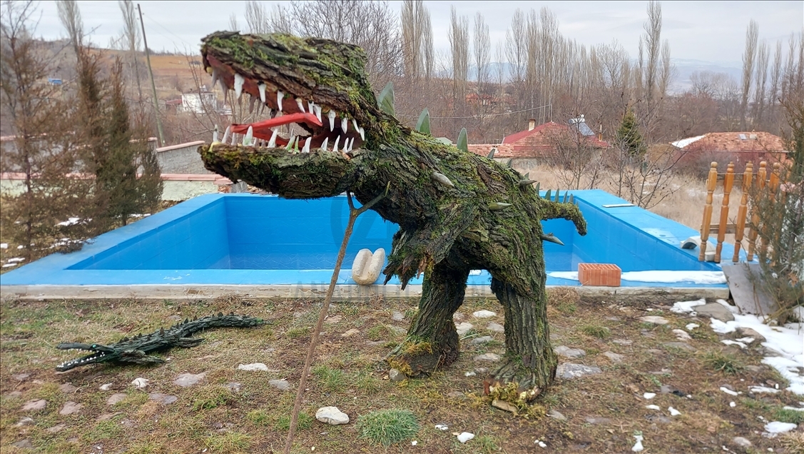 Avec des écorces d’arbres et des mousses, il réalise des figurines animales
