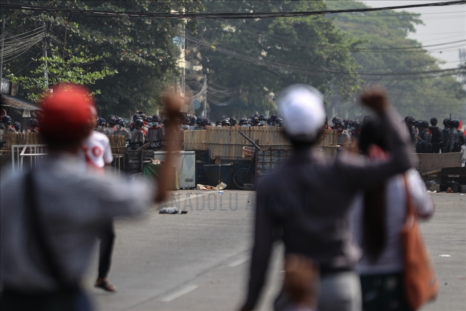 Myanmar'da güvenlik güçleri protestoculara müdahale etti
