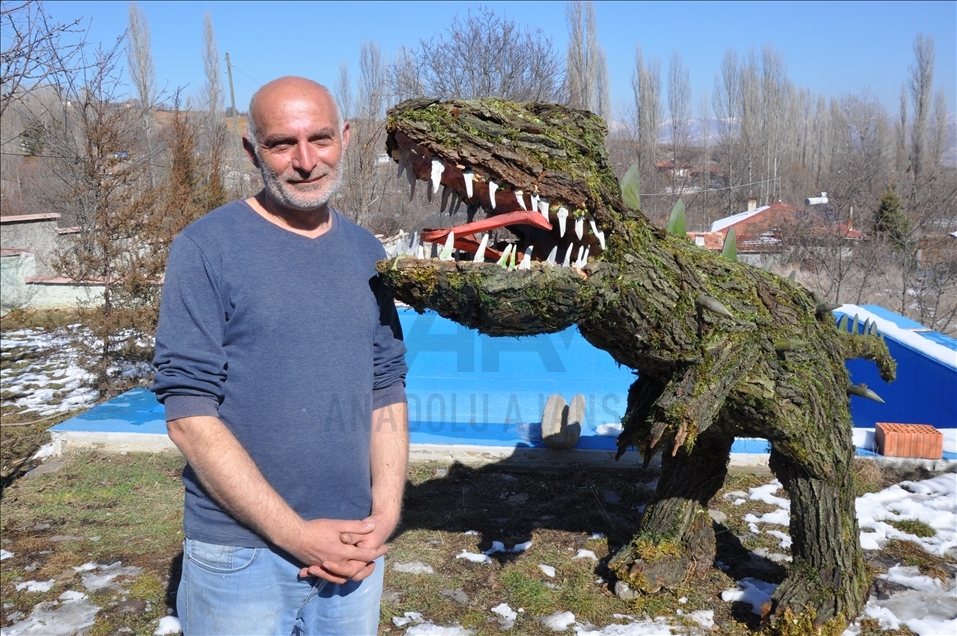 Avec des écorces d’arbres et des mousses, il réalise des figurines animales