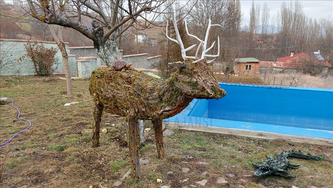 Avec des écorces d’arbres et des mousses, il réalise des figurines animales