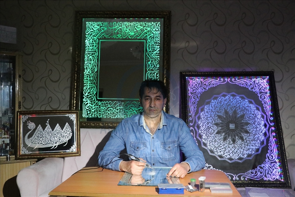 Un Turc transforme le verre à recycler en tableaux coufiques