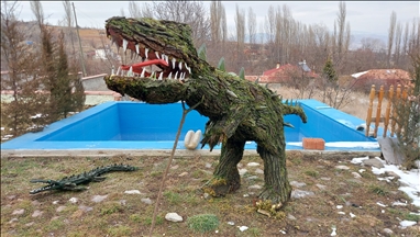 Avec des écorces d’arbres et des mousses, il réalise des figurines animales