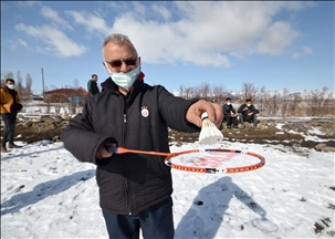 Un Turc transforme le verre à recycler en tableaux coufiques