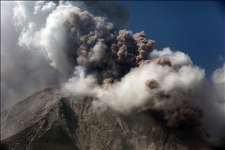 Gunung Sinabung erupsi 16 desa