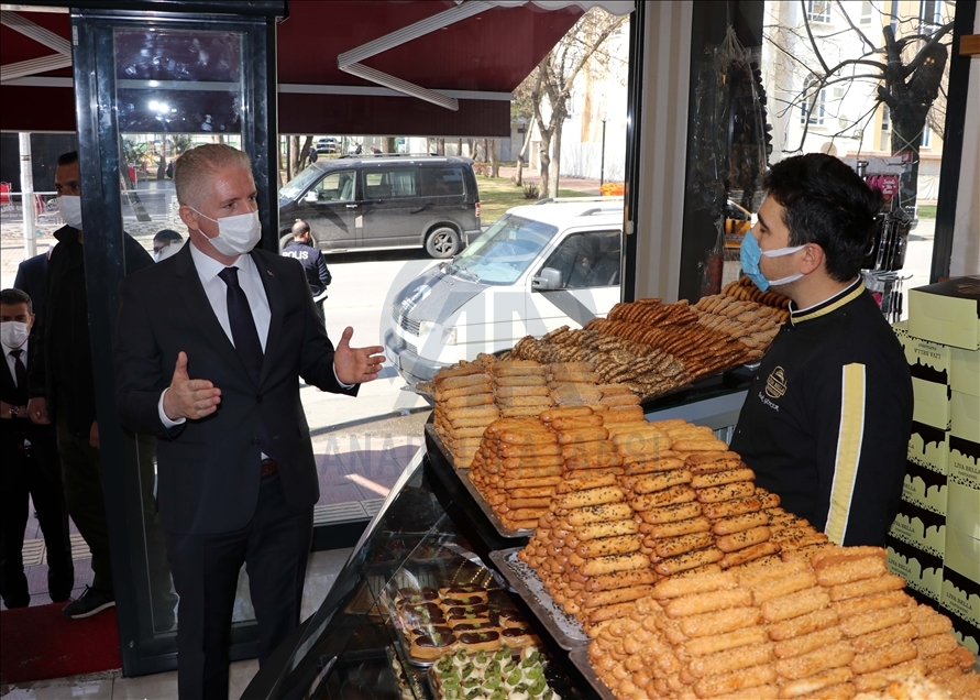 Gaziantep Valisi Gül yeni normalleşme süreci kapsamında Kovid-19 tedbirlerini denetledi