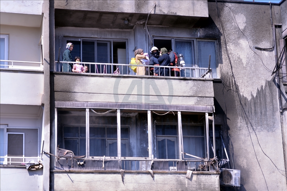 Mersin'de 5 katlı apartmanda çıkan yangın kontrol altına alındı