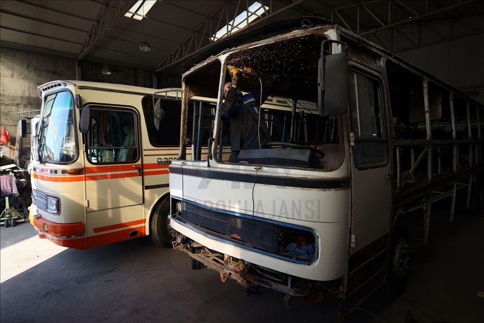 Türkiye'nin ulaşım klasiği eski otobüslere usta ellerden nostaljik dokunuş