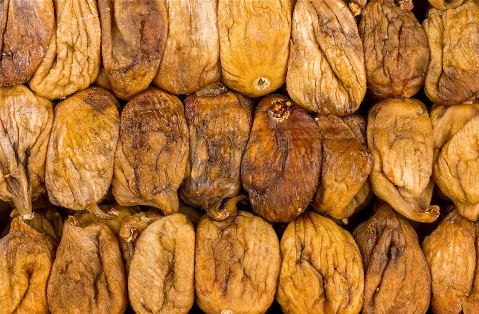dried figs on wooden background