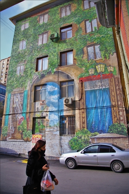 Художник вдохнул новую жизнь в старые девятиэтажки Баку