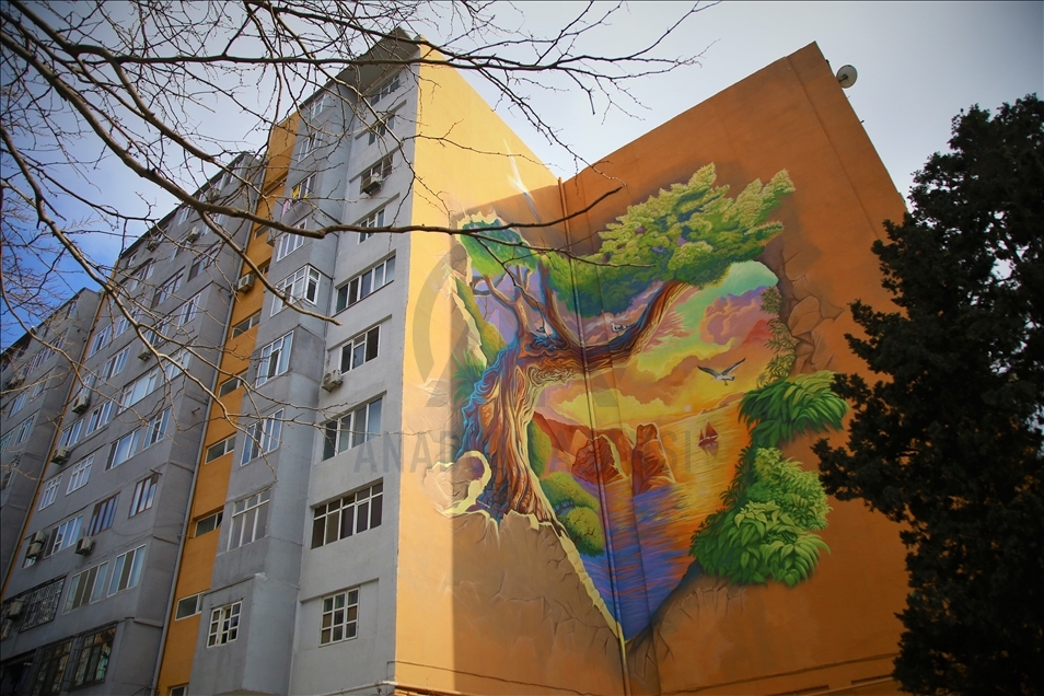 Художник вдохнул новую жизнь в старые девятиэтажки Баку