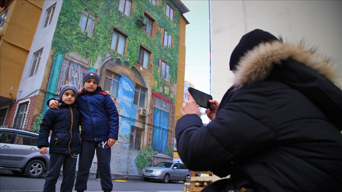 Paintings on Azerbaijani buildings turn heads