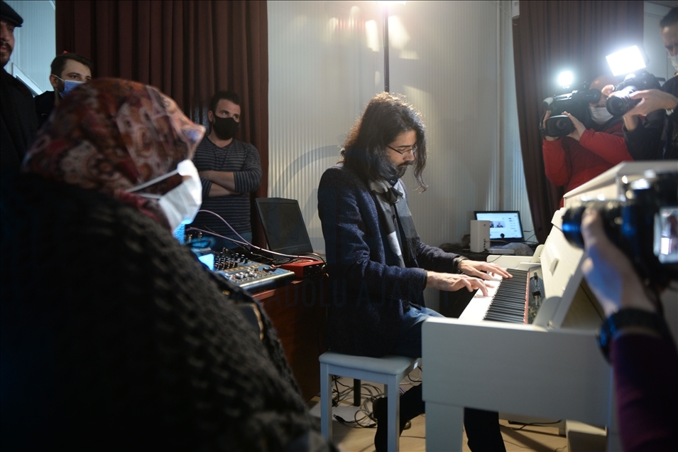 Сирийский пианист спустя 8 лет смог воссоединиться с семьей в Турции