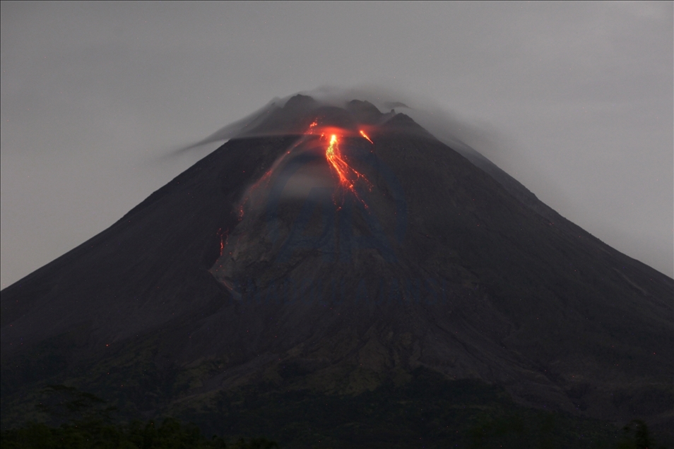 فوران آتشفشان مراپی در اندونزی 
