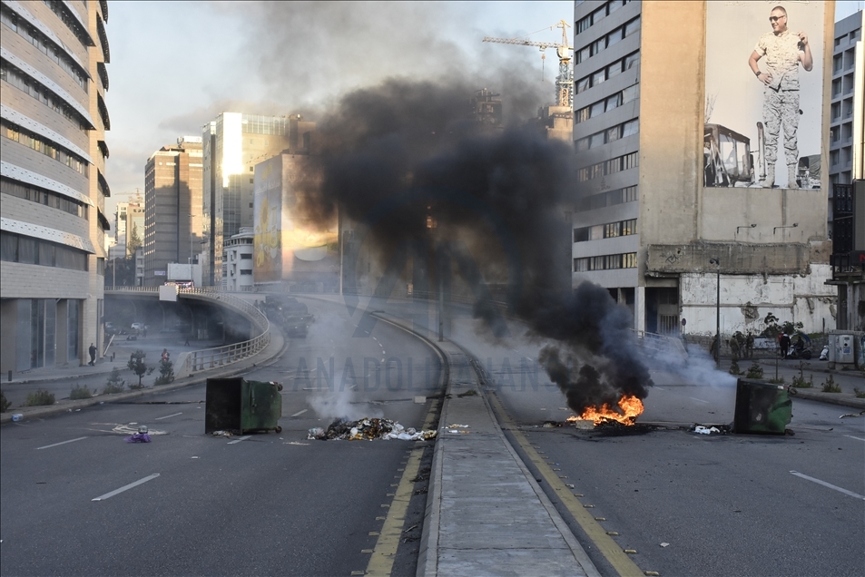 Lübnan'da hayat koşulları ve doların yükselmesine karşı protestolar sürüyor