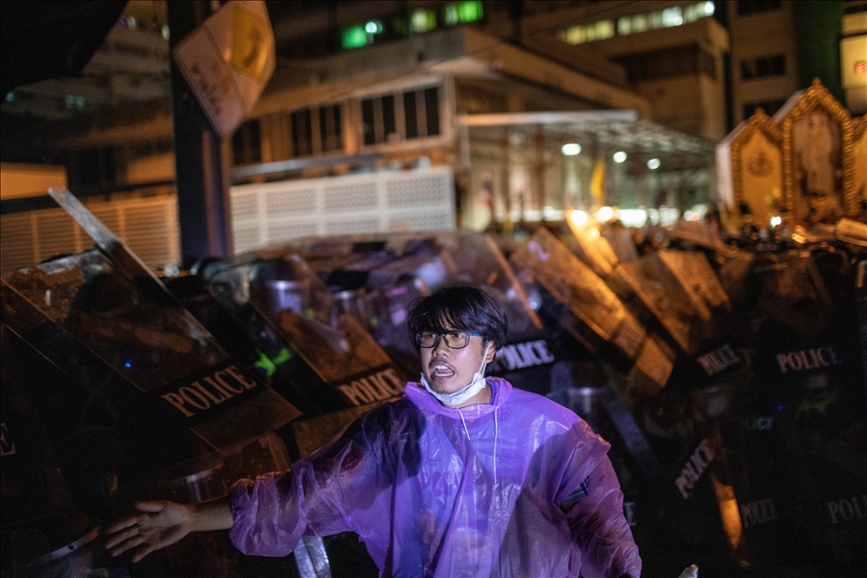 Tayland'da hükümet karşıtı protestocu gruplar polisle çatıştı