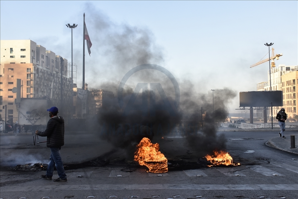 Lübnan'da hayat koşulları ve doların yükselmesine karşı protestolar sürüyor