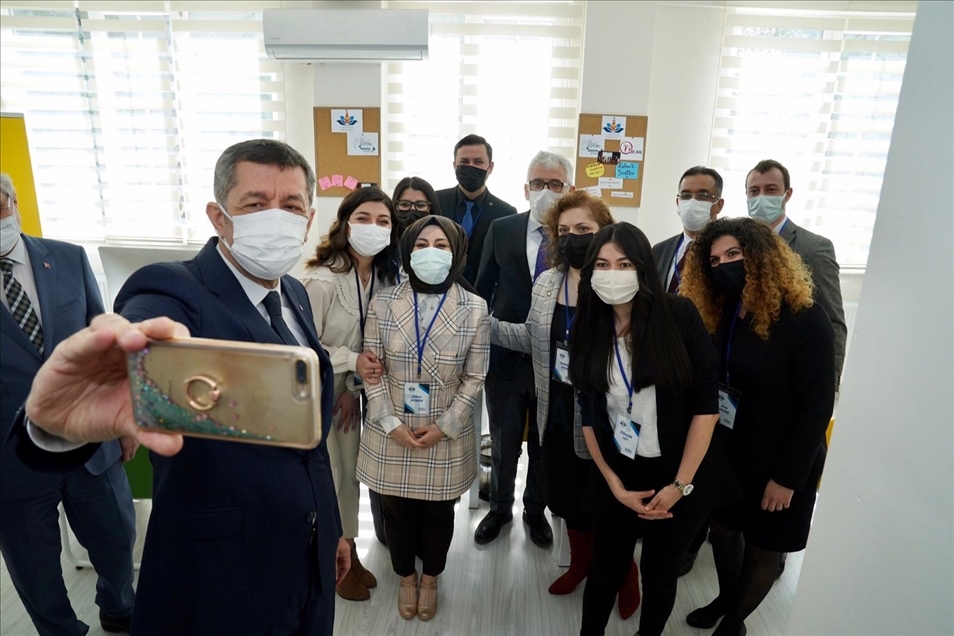 Milli Eğitim Bakanı Selçuk, Sakarya'da "Öğretmen Destek Merkezi" açılışına katıldı