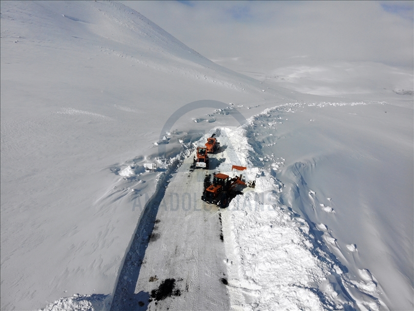 Karla mücadele ekipleri kardan kapalı yolları açık tutmak için gece gündüz görev yapıyor