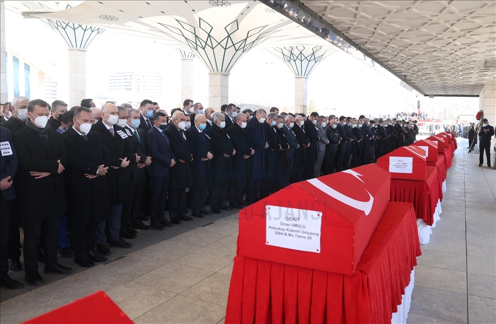 الرئيس أردوغان يشارك في تشييع شهداء المروحية المنكوبة