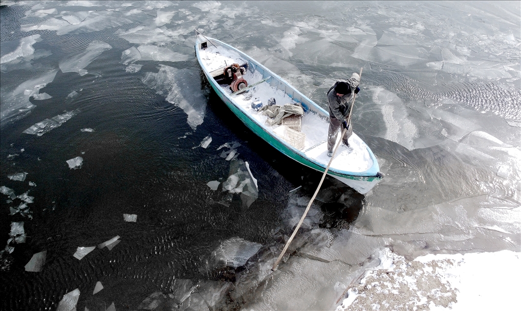 Kıyı kesimleri buz tutan Beyşehir Gölü'nde balıkçıların zorlu mesaisi