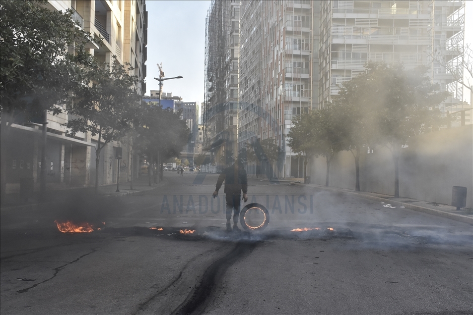 Lübnan'da hayat koşulları ve doların yükselmesine karşı protestolar sürüyor