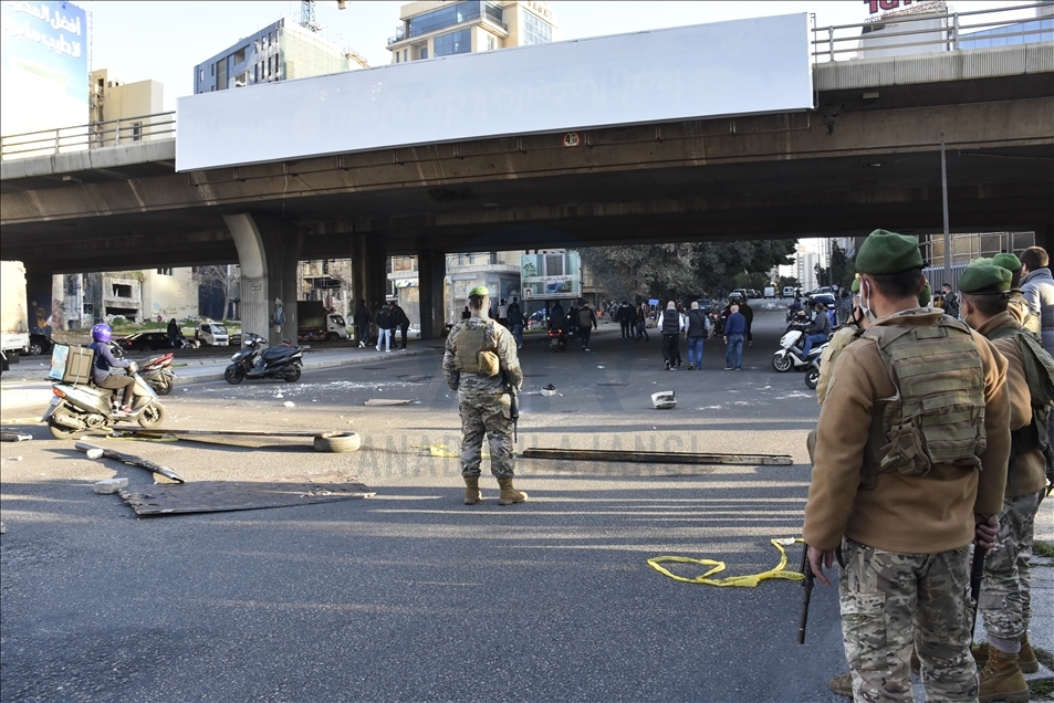 Lübnan'da hayat koşulları ve doların yükselmesine karşı protestolar sürüyor