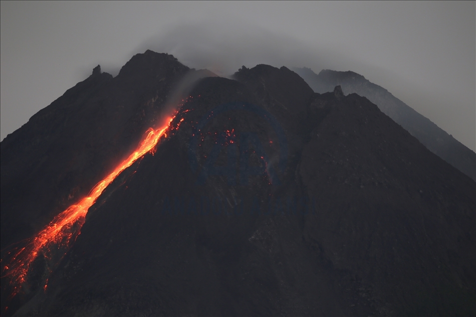 فوران آتشفشان مراپی در اندونزی 