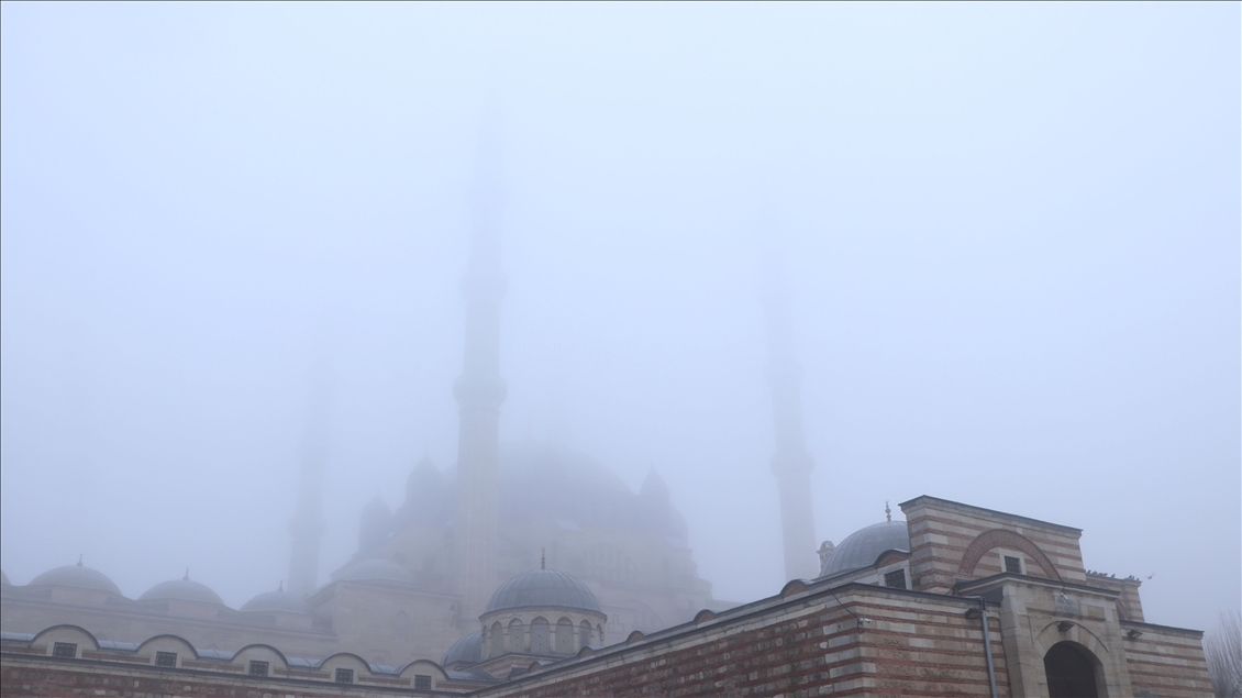 Selimiye Camisi sis altında gözden kayboldu