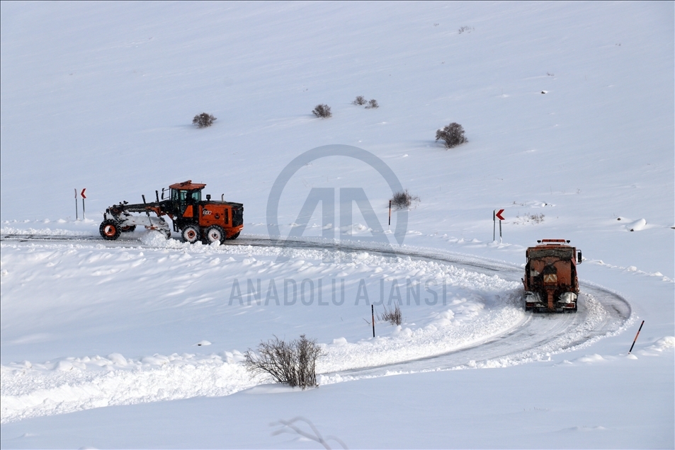 Karla mücadele ekipleri kardan kapalı yolları açık tutmak için gece gündüz görev yapıyor