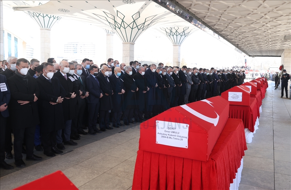 مراسم خاکسپاری نظامیان ترکیه که بر اثر سقوط بالگرد به شهادت رسیدند